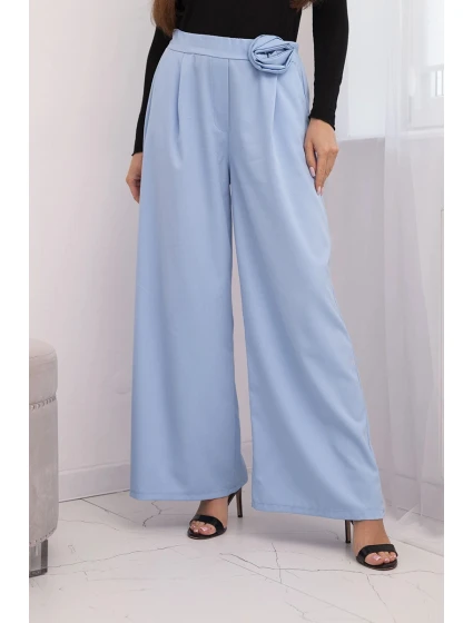 Dámské elegantní kalhoty s širokou nohavicí a ozdobným květem modré Dámské elegantní kalhoty s širokou nohavicí a ozdobným květem modré