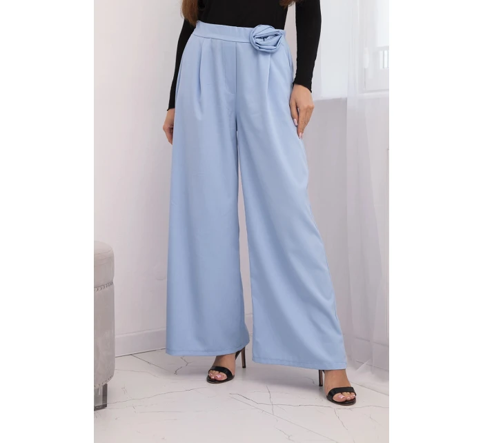 Dámské elegantní kalhoty s širokou nohavicí a ozdobným květem modré Dámské elegantní kalhoty s širokou nohavicí a ozdobným květem modré