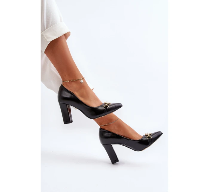 Černé kožené lodičky na podpatku se srdcem model 21652574 - Zazoo