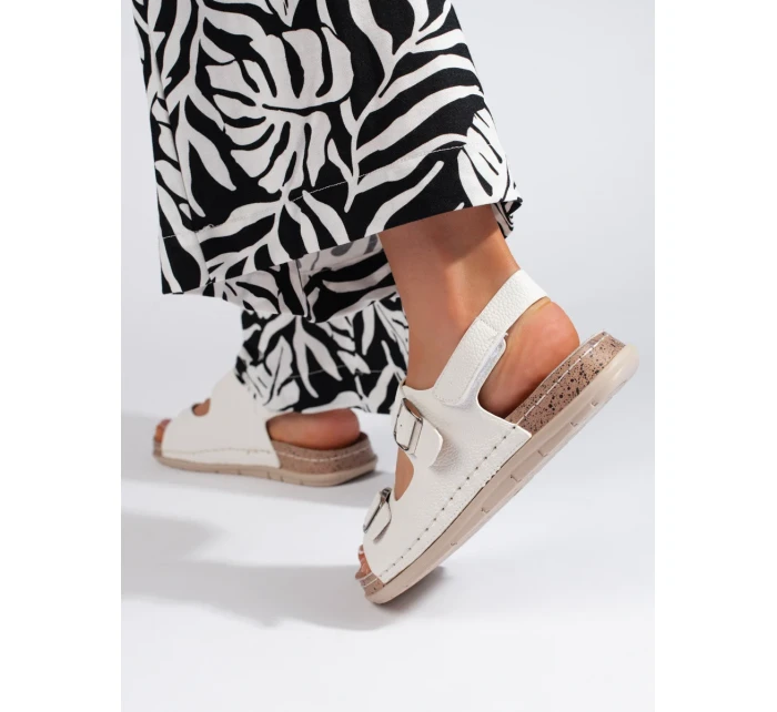 Krásné sandály bílé dámské na plochém podpatku Krásné sandály bílé dámské na plochém podpatku