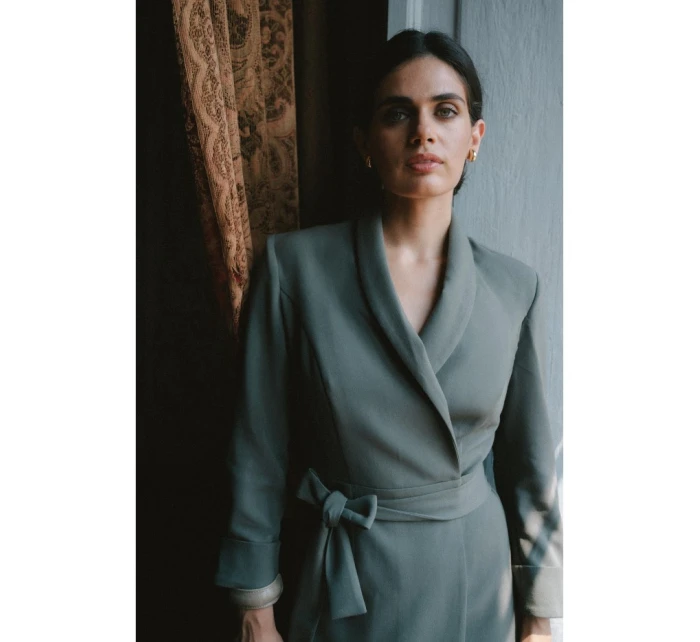 S415 Košilové šaty vázané v pase - khaki barva