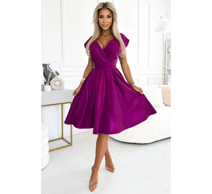 SCARLETT Rozšířené dámské šaty ve fuchsijové barvě s s přeloženým obálkovým výstřihem a páskem model 20141725 - numoco SCARLETT Rozšířené dámské šaty ve fuchsijové barvě s s přeloženým obálkovým výstřihem a páskem model 20141725 - numoco