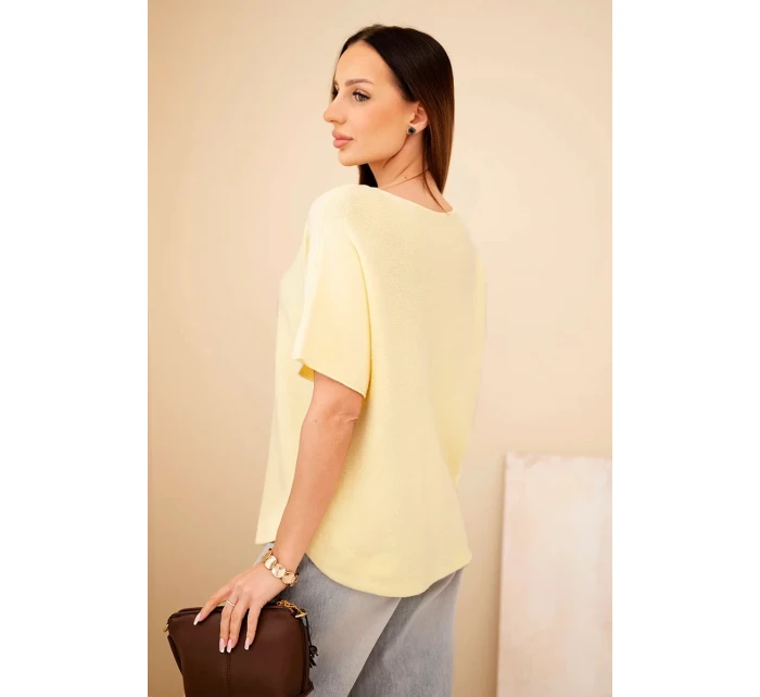 Dámský svetr s krátkým rukávem volného střihu žlutý