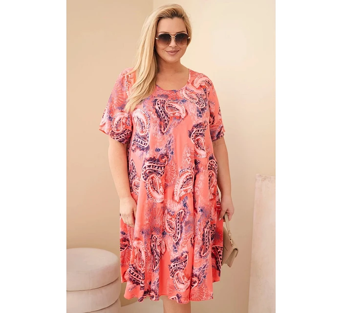 Dámské viskózové šaty Plus Size s krátkým rukávem a model 22043106 střihem malinová - K-Fashion