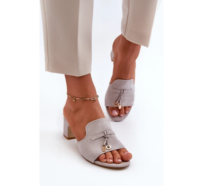 Dámské šedé sandály z semiše na podpatku model 21666896 - Boto Dámské šedé sandály z semiše na podpatku model 21666896 - Boto