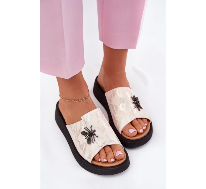 Dámské kožené pantofle s broží model 21695444 béžové - VINCEZA