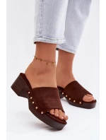 Dámské pantofle na platformě se zlatými sponami čokoládové model 21951376 - Boto Dámské pantofle na platformě se zlatými sponami čokoládové model 21951376 - Boto