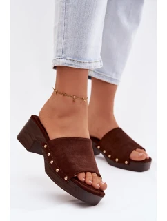 Dámské pantofle na platformě se zlatými sponami čokoládové model 21951376 - Boto