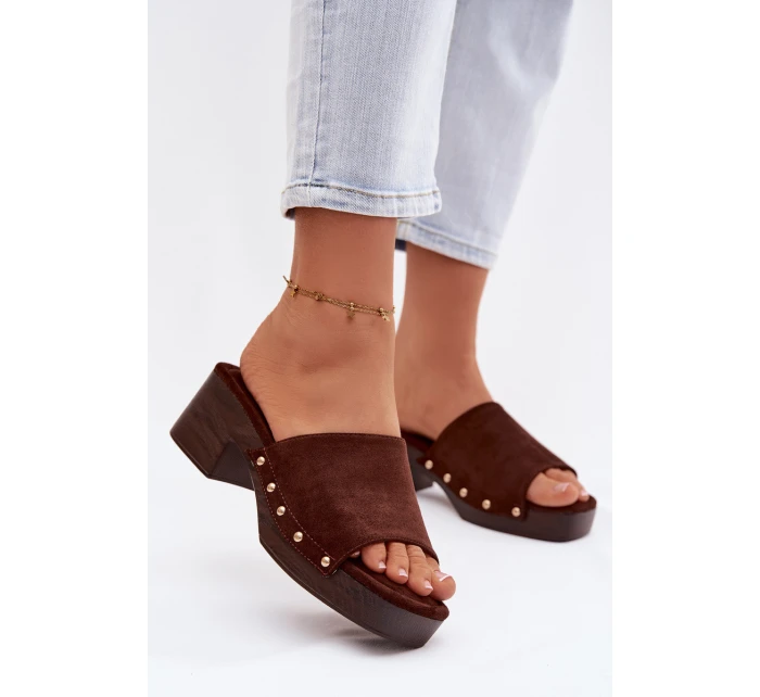 Dámské pantofle na platformě se zlatými sponami čokoládové model 21951376 - Boto Dámské pantofle na platformě se zlatými sponami čokoládové model 21951376 - Boto