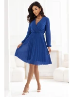 model 21290310 ISABELLE Elegantní plisované šaty s výstřihem a dlouhými rukávy chrpově modré - numoco