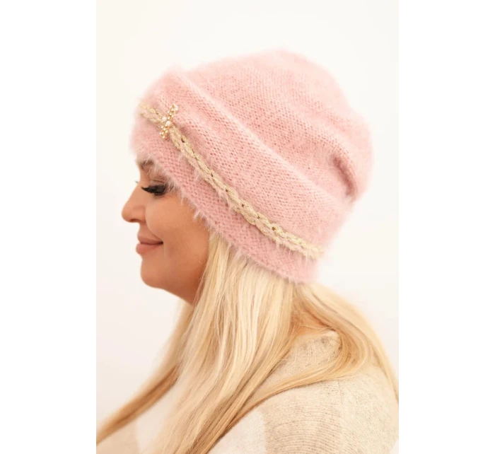 Dámská zimní čepice model 21441682 s perlami a ozdobným vzorem tmavě pudrově růžová - K-Fashion