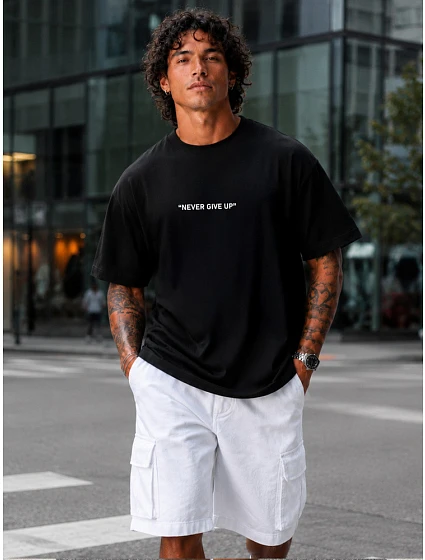 Pánské tričko oversize s nápisem NEVER GIVE UP černé FashionStreet NX1041R Pánské tričko oversize s nápisem NEVER GIVE UP černé FashionStreet NX1041R