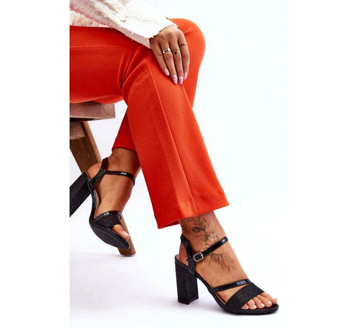 Lesklé sandály na vysokém podpatku černé model 21612439 - VINCEZA