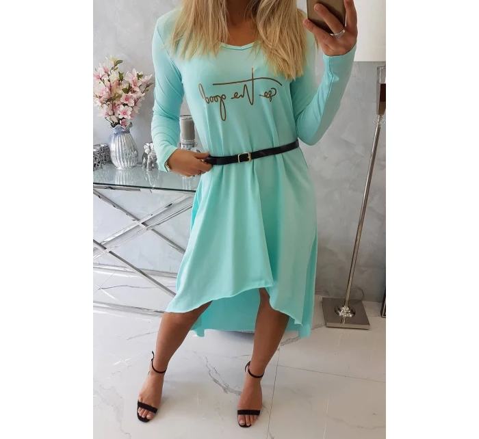 Šaty s ozdobným páskem a nápisem mint
