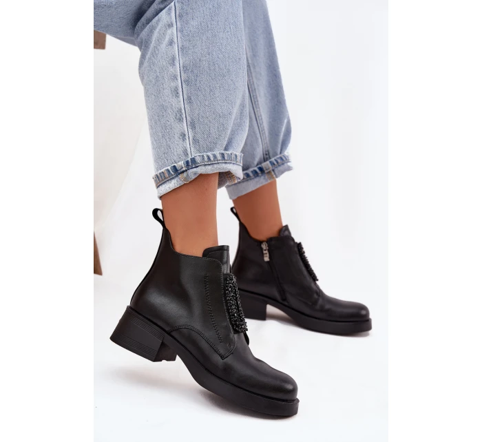 Dámské kožené kotníkové boty na podpatku s ozdobou D&A – černé Dámské kožené kotníkové boty na podpatku s ozdobou D&A – černé