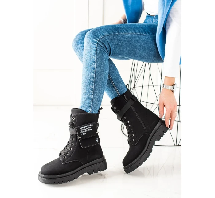 Trendy černé kotníčkové boty dámské na plochém podpatku Trendy černé kotníčkové boty dámské na plochém podpatku