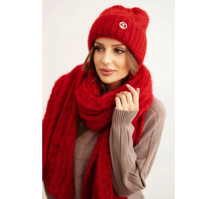 Dámská souprava čepice a šálu s proužkem a ozdobou červená
