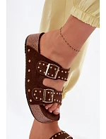 Dámské pantofle s přezkami a Čokoládové model 22095107 - Boto