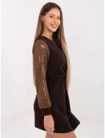 Šaty MI SK 67634.99 tmavě hnědé Šaty MI SK 67634.99 tmavě hnědé