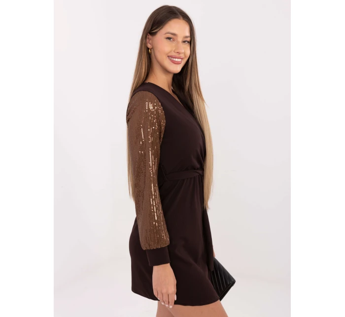 Šaty MI SK 67634.99 tmavě hnědé Šaty MI SK 67634.99 tmavě hnědé