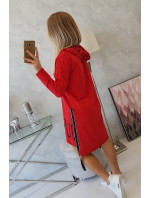 Šaty s kapucí a červeným potiskem