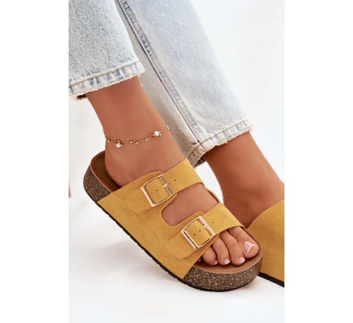 Dámské pantofle na korkové platformě se zlatými sponami Žluté model 21919307 - EVENTO