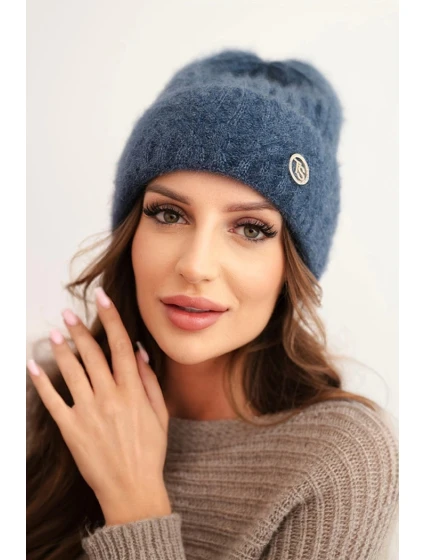 Dámská zimní čepice z huňaté pleteniny a s model 21441816 knoflíkem modrá - K-Fashion