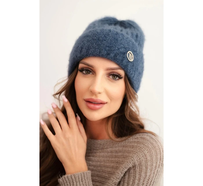Dámská zimní čepice z huňaté pleteniny a s model 21441816 knoflíkem modrá - K-Fashion