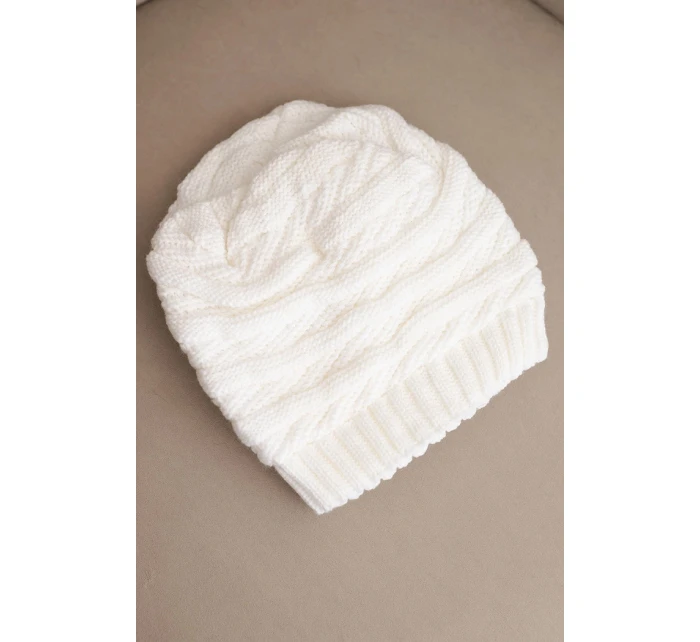 Dámská zimní čepice s klasickým ribovým vzorem K439 bílá