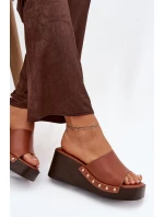 Dámské nazouváky na platformě se zlatými přezkami camel Arionne Dámské nazouváky na platformě se zlatými přezkami camel Arionne