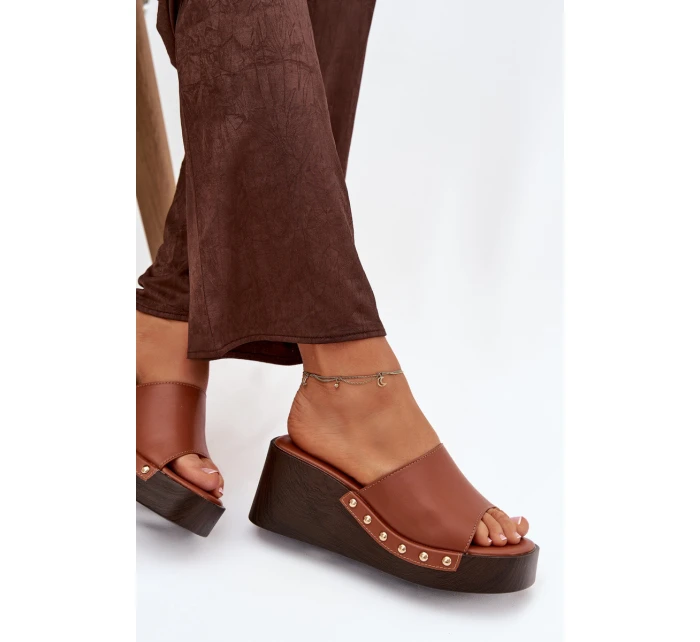 Dámské nazouváky na platformě se zlatými přezkami camel Arionne Dámské nazouváky na platformě se zlatými přezkami camel Arionne