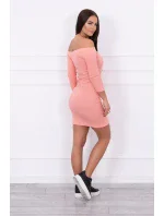 Pruhované vypasované šaty v meruňkové barvě