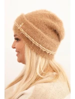 Dámská zimní čepice model 21441694 s perlami a ozdobným vzorem camelová - K-Fashion Dámská zimní čepice model 21441694 s perlami a ozdobným vzorem camelová - K-Fashion