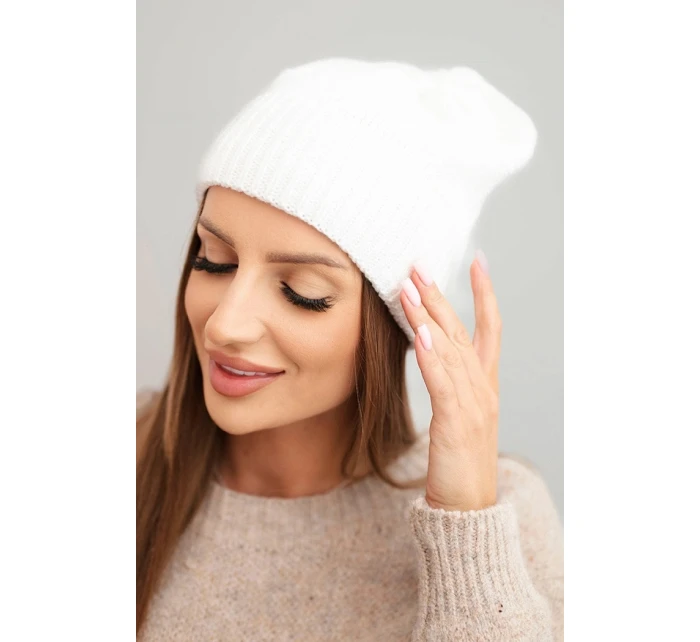 Dámská zimní čepice z vlny s klasickým žebrovaným vzorem K444 bílá