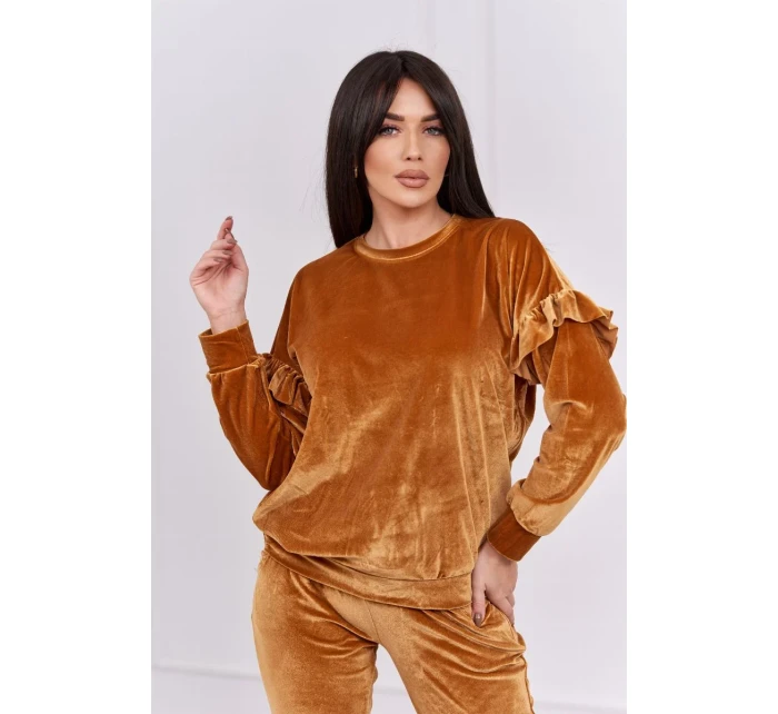 Velurová souprava s volánky velbloud