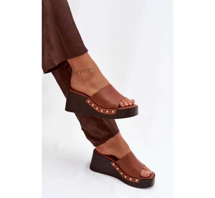 Dámské nazouváky na platformě se zlatými přezkami camel Arionne Dámské nazouváky na platformě se zlatými přezkami camel Arionne