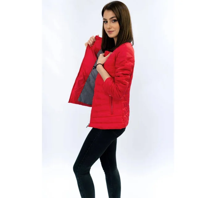 Červená prošívaná bunda s kulatým výstřihem model 16143411 - LHD Červená prošívaná bunda s kulatým výstřihem model 16143411 - LHD