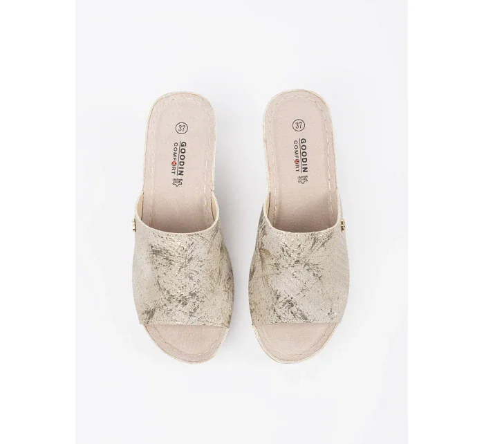 Pěkné dámské  nazouváky Taupe na klínku