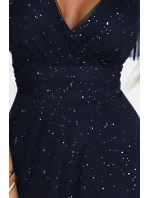 dlouhé lesklé šaty s výstřihem a krátkými rukávy tmavě modré model 21777396 - numoco basic dlouhé lesklé šaty s výstřihem a krátkými rukávy tmavě modré model 21777396 - numoco basic