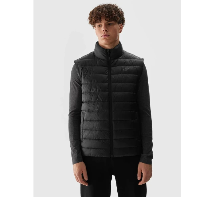Pánská péřová vesta s recyklovanou výplní 4F - černá Pánská péřová vesta s recyklovanou výplní 4F - černá