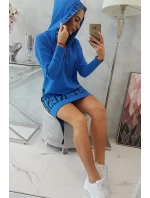 model 18745364 modré šaty s kapucí a potiskem - K-Fashion model 18745364 modré šaty s kapucí a potiskem - K-Fashion
