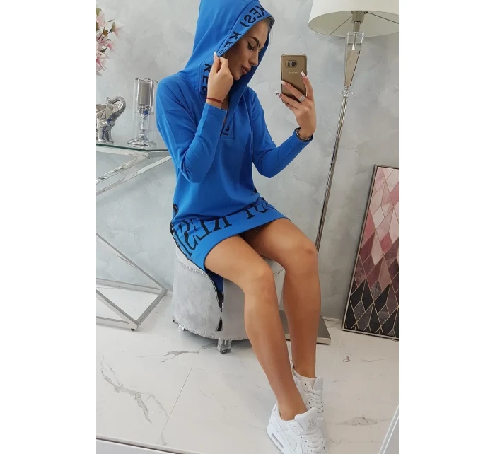 model 18745364 modré šaty s kapucí a potiskem - K-Fashion model 18745364 modré šaty s kapucí a potiskem - K-Fashion