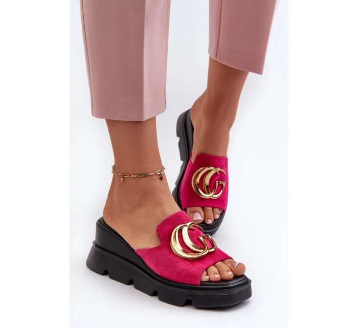 Dámské Sandály Z Eko Semiše Na Klínu A Platformě Se Zlatou Dekorací model 21658344 Fuchsie - VINCEZA Dámské Sandály Z Eko Semiše Na Klínu A Platformě Se Zlatou Dekorací model 21658344 Fuchsie - VINCEZA