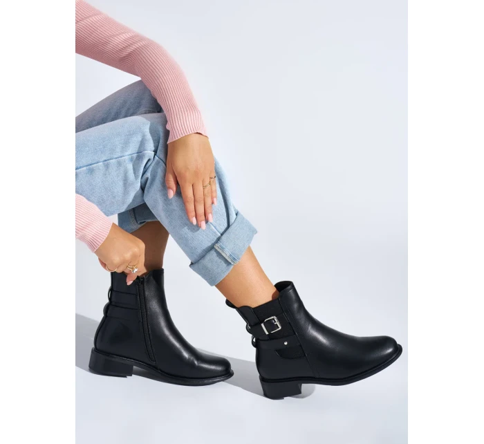 Designové černé kotníčkové boty dámské na plochém podpatku Designové černé kotníčkové boty dámské na plochém podpatku