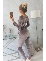 Velurová souprava s řasením na zadní straně šedá