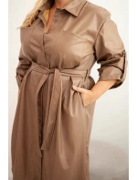 Dámské šaty z model 21397685 Plus Size s páskem a límečkem fango - K-Fashion