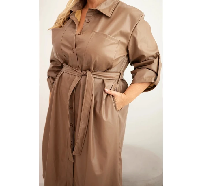 Dámské šaty z model 21397685 Plus Size s páskem a límečkem fango - K-Fashion