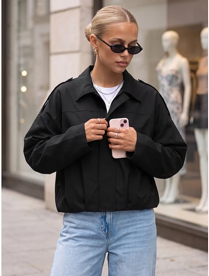 Krótka kurtka damska przejściowa czarna model 22350766 - FashionStreet Krótka kurtka damska przejściowa czarna model 22350766 - FashionStreet