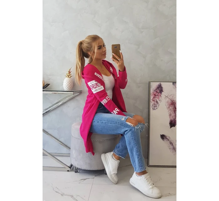 Fuchsiový plášť s nápisy