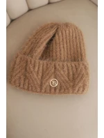 Dámská zimní čepice z huňaté příze a s model 21441804 knoflíkem camelová - K-Fashion